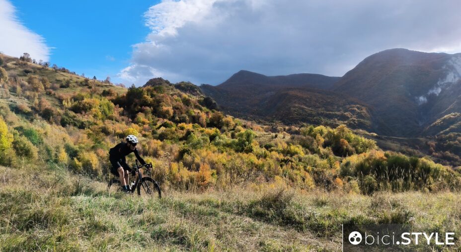 Ciclovie della Transumanza in Abruzzo, ciclista gravel in autunno