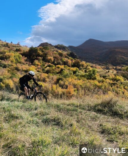 Ciclovie della Transumanza in Abruzzo, ciclista gravel in autunno