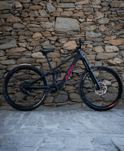 Arya e-mtb in carbonio di Alpek