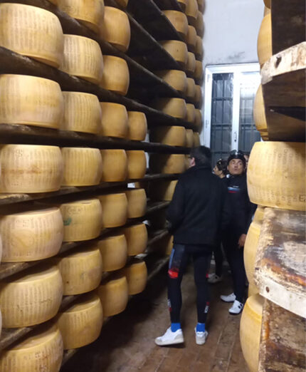 Tra gli itinerari promossi dal progetto di Salsomaggiore non può mancare una sosta in un caseificio di Parmigiano-Reggiano
