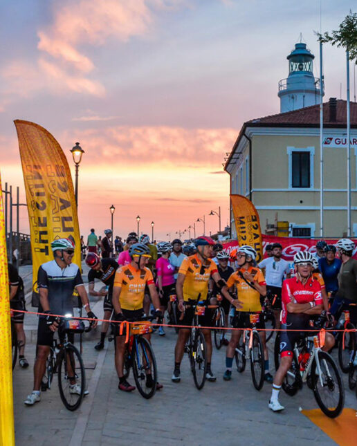 Un giorno d’inizio estate, inseguendo il sole, ma sui pedali…