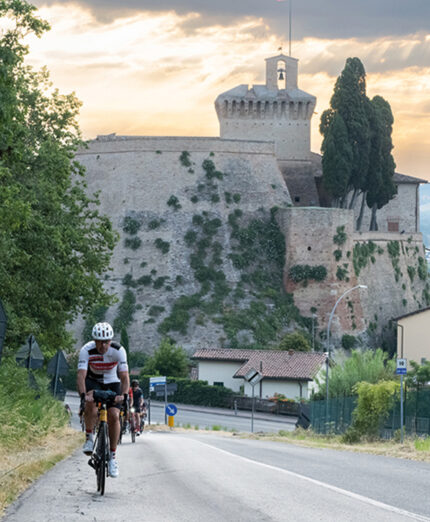 Lungo il percorso i partecipanti trovano svariati punti di grande fascino, naturale ma anche architettonico