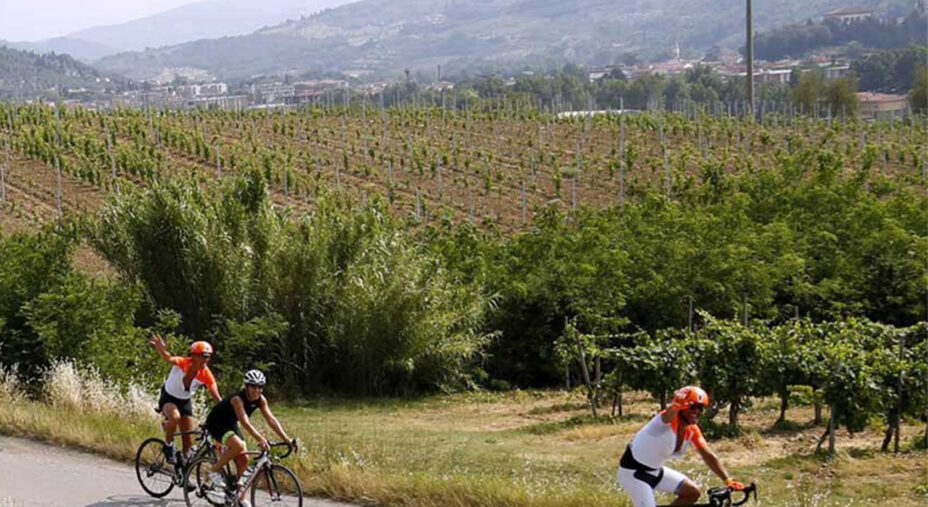L'obiettivo della pedalata è partire all'alba dall'Adriatico e seguire il sole, arrivando sul Tirreno prima del buio