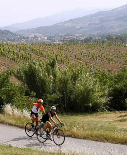 L'obiettivo della pedalata è partire all'alba dall'Adriatico e seguire il sole, arrivando sul Tirreno prima del buio