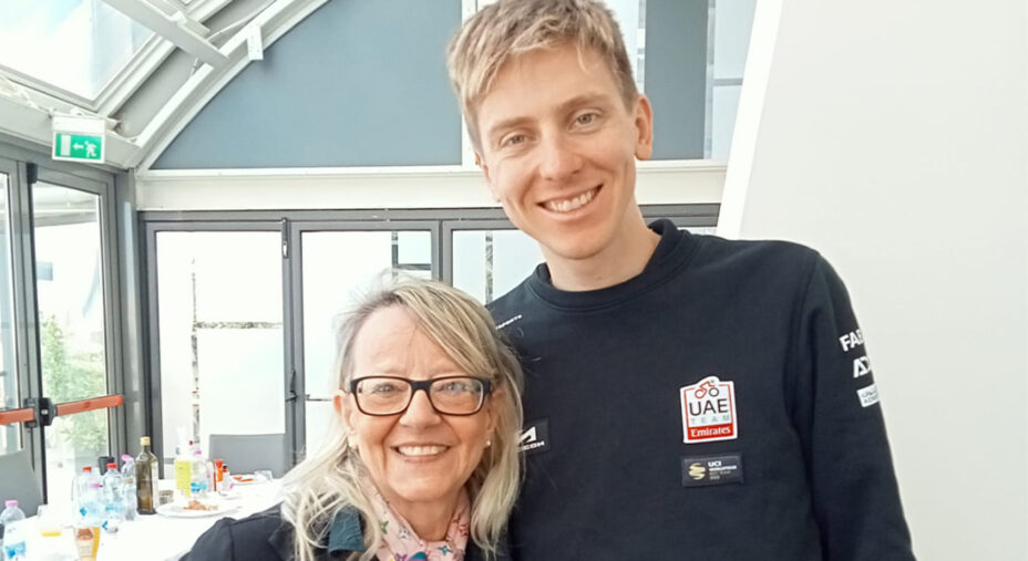 Kelly Gerla insieme a Tadej Pogacar, ospite dell'Hotel con tutta la sua squadra