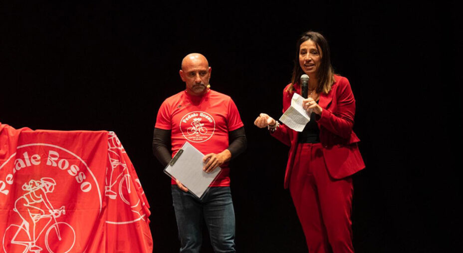 La cerimonia finale al Teatro E.De Filippo di Cecina, con il dono della panchina alla città