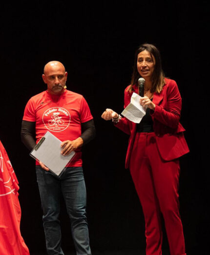 La cerimonia finale al Teatro E.De Filippo di Cecina, con il dono della panchina alla città