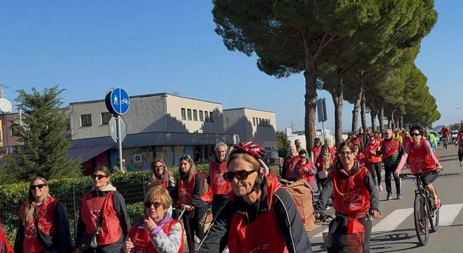 Le strade di Cecina si sono colorate di rosso, fra ciclisti e camminatori per dare un forte messaggio