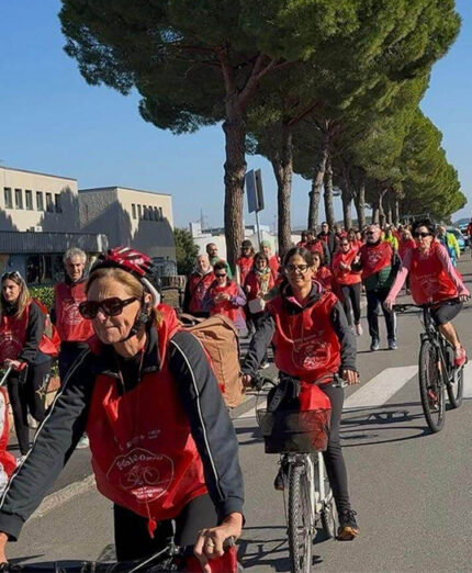 Le strade di Cecina si sono colorate di rosso, fra ciclisti e camminatori per dare un forte messaggio