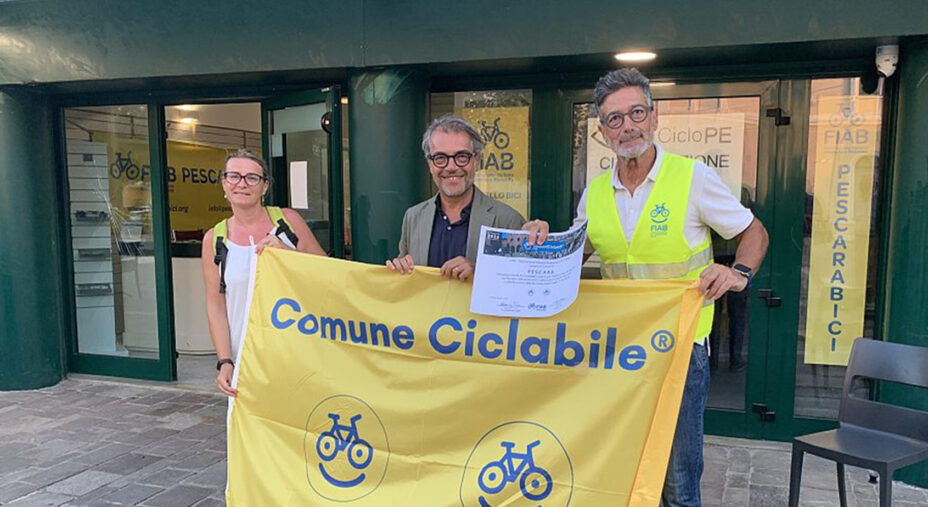 A destra Francesco Mancini, presidente di Fiab Pescarainbici