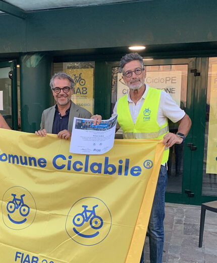 A destra Francesco Mancini, presidente di Fiab Pescarainbici