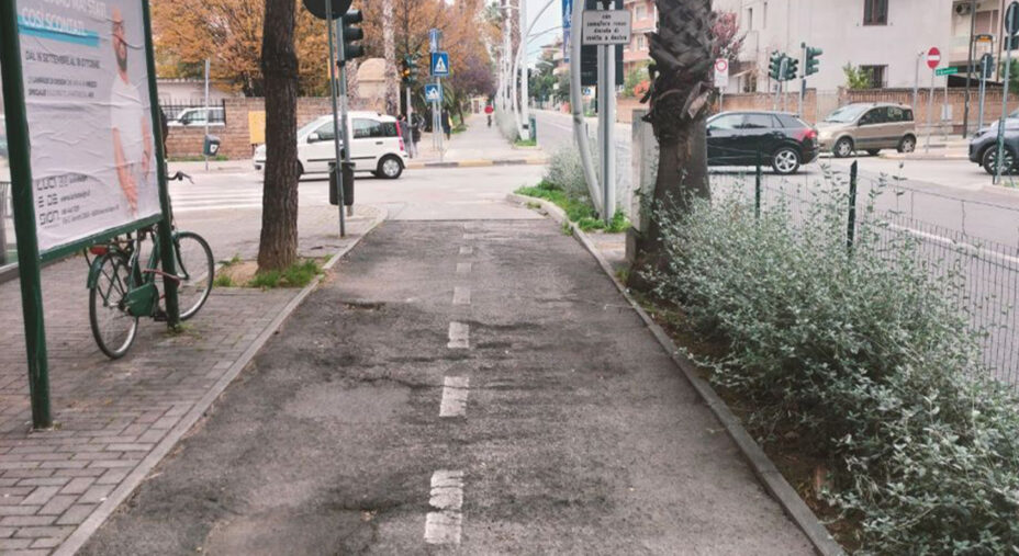 Questa è la Strada-Parco, affianca dal percorso tramviario. Alcuni tratti di asfalto sono anche molto rovinati...