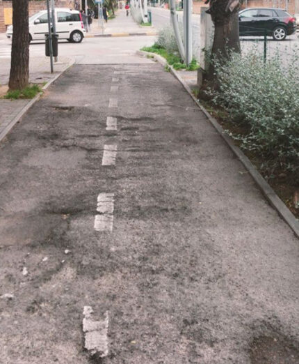 Questa è la Strada-Parco, affianca dal percorso tramviario. Alcuni tratti di asfalto sono anche molto rovinati...
