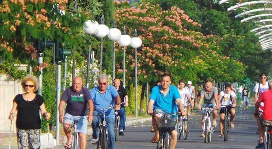 La ciclabile Strada-parco affollata di bici. Prima dell'arrivo del filobus che ha cambiato il sedime stradale