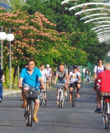 La ciclabile Strada-parco affollata di bici. Prima dell'arrivo del filobus che ha cambiato il sedime stradale