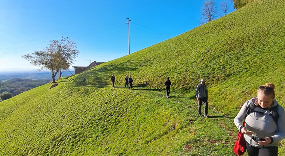 Gli itinerari riguardano anche i cammini podistici, compresi quelli religiosi, fornendo informazioni di base