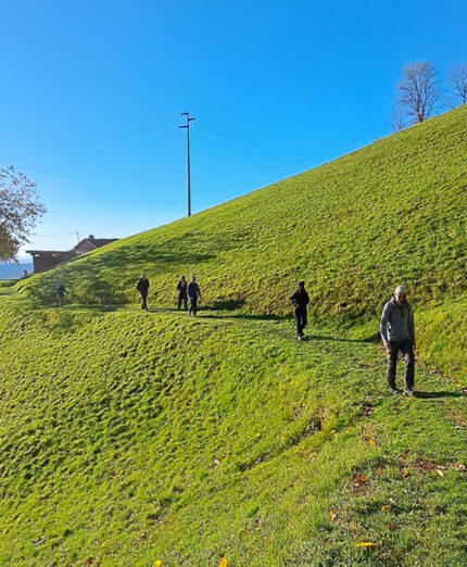 Gli itinerari riguardano anche i cammini podistici, compresi quelli religiosi, fornendo informazioni di base