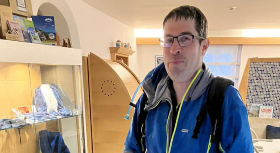 Il cicloturista francese approdato improvvisamente al Suite Inn Hotel sotto la pioggia di marzo