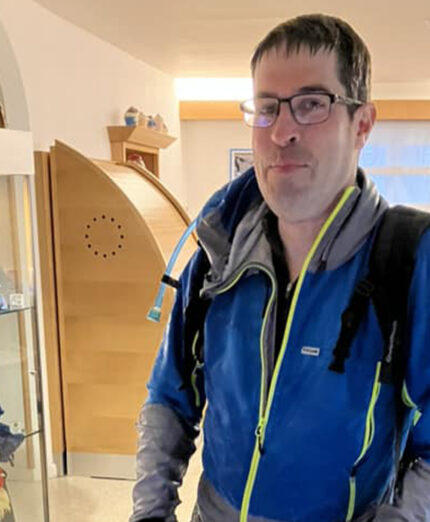 Il cicloturista francese approdato improvvisamente al Suite Inn Hotel sotto la pioggia di marzo