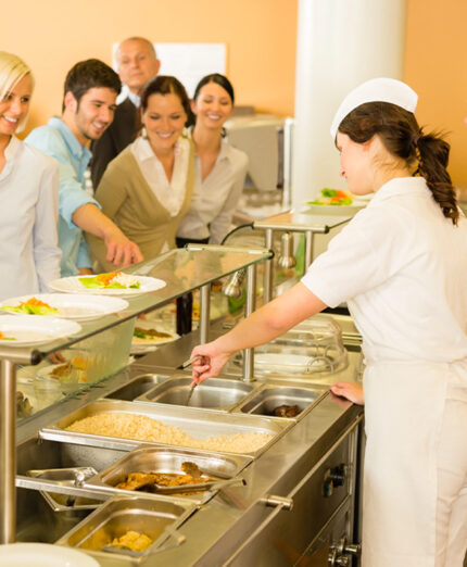 Fra i limiti della Zona c'è anche la difficile attuazione quando il pranzo si consuma ad esempio in una mensa aziendale (depositphotos.com)