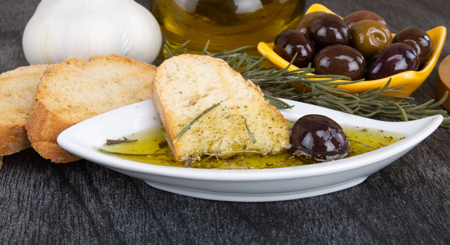 Uno dei rituali di fine molitura è la bruschetta con l'olio nuovo (depositphotos.com)