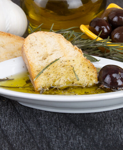 Uno dei rituali di fine molitura è la bruschetta con l'olio nuovo (depositphotos.com)