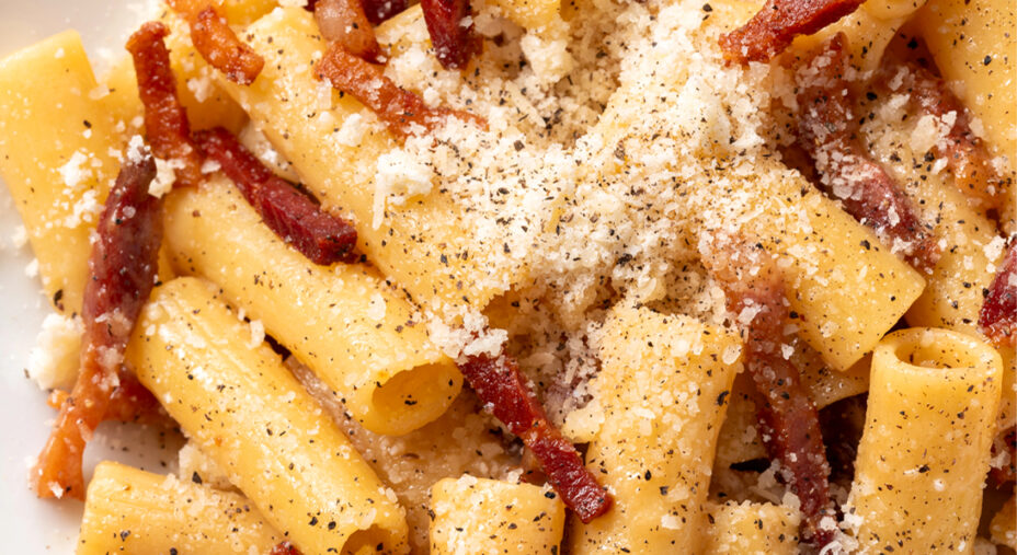 Pecorino grattugiato su un piatto di pasta alla gricia, ricetta dei Monti della Laga, fra Marche, Lazio e Abruzzo (depositphotos.com)