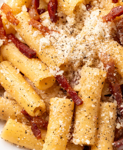 Pecorino grattugiato su un piatto di pasta alla gricia, ricetta dei Monti della Laga, fra Marche, Lazio e Abruzzo (depositphotos.com)