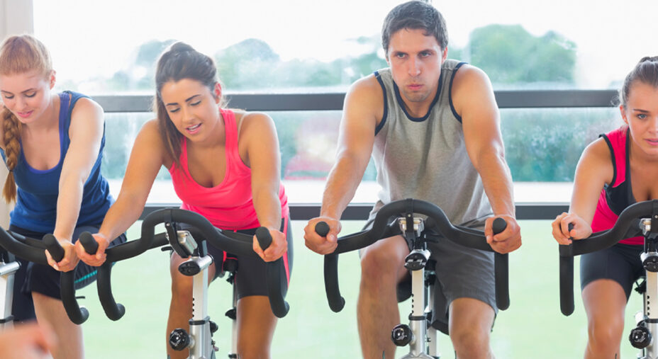 Nel lavoro sui rulli o nell'indoor cycling il lavoro è continuo, il dispendio cresce (depositphotos.com)