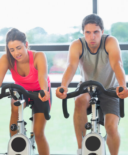 Nel lavoro sui rulli o nell'indoor cycling il lavoro è continuo, il dispendio cresce (depositphotos.com)