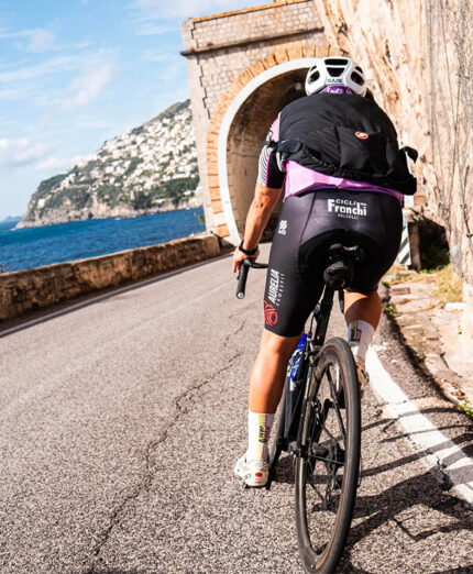 La strada è stretta, piena di curve e con qualche galleria. Occhi aperti, anche ora che il traffico è ridotto