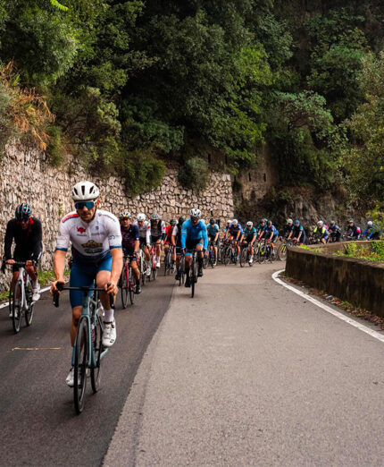 Si attendevano 400 partecipanti, ma la pioggia della sera prima e il terremoto di Avellino hanno dissuaso tanti