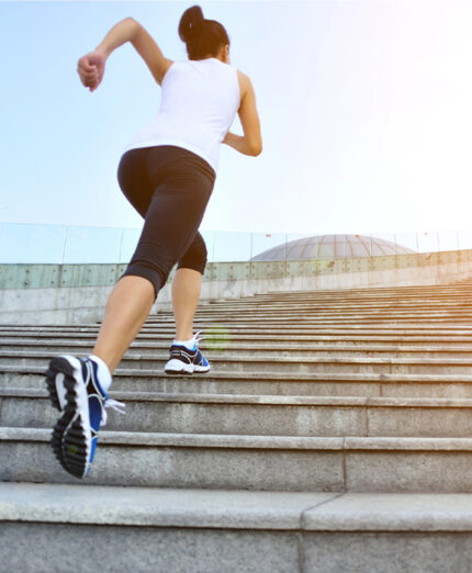 Attività fisica contro la sedentarietà, jogging, correre, salire le scale (depositphotos.com)