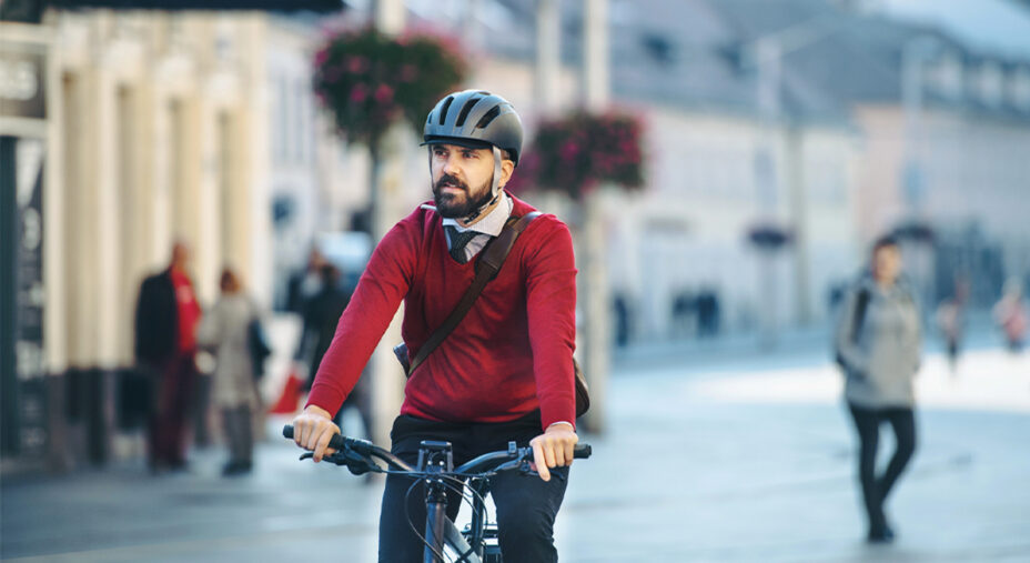 Attività fisica contro la sedentarietà, in bicicletta in città (depositphotos.com)