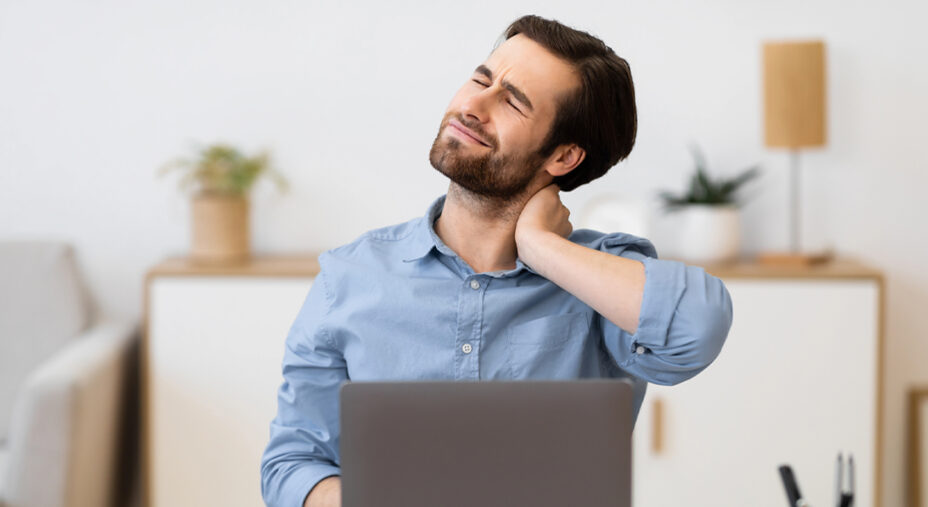 Lavoro alla scrivania, male al collo, sedentario (depositphotos.com)