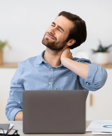 Lavoro alla scrivania, male al collo, sedentario (depositphotos.com)