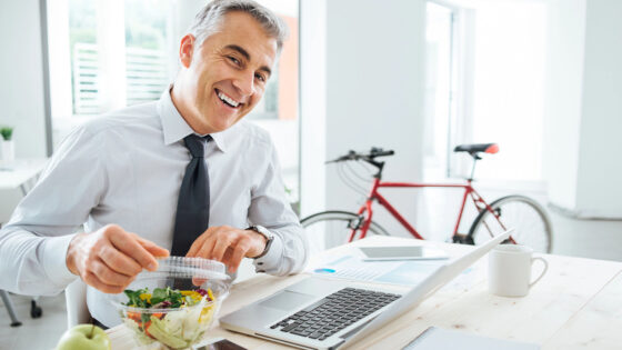 Vita sana contro la sedentarietà, alimentazione corretta, scrivania, bicicletta (depositphotos.com)