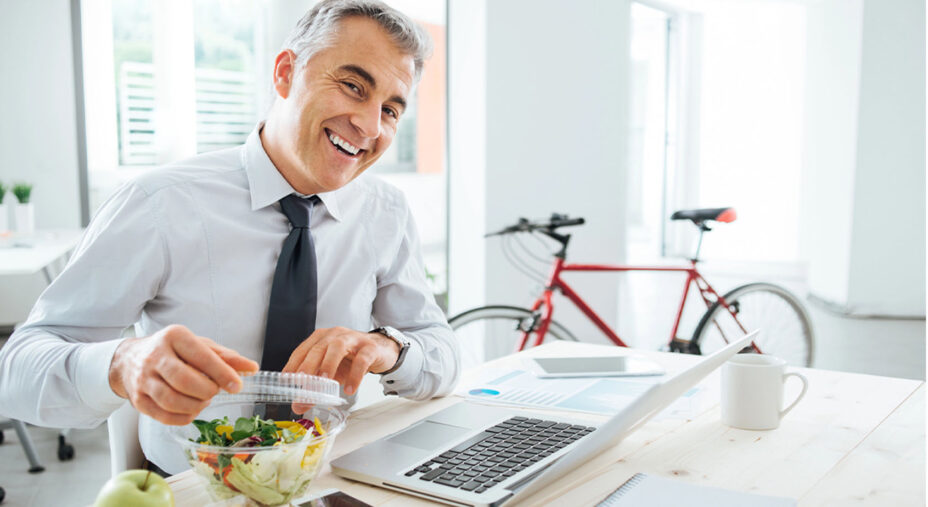 Vita sana contro la sedentarietà, alimentazione corretta, scrivania, bicicletta (depositphotos.com)