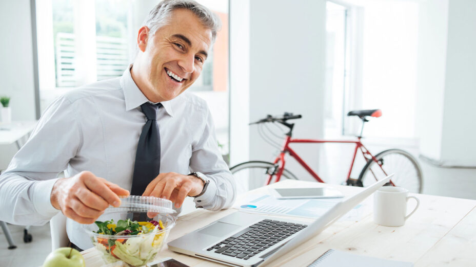 Vita sana contro la sedentarietà, alimentazione corretta, scrivania, bicicletta (depositphotos.com)