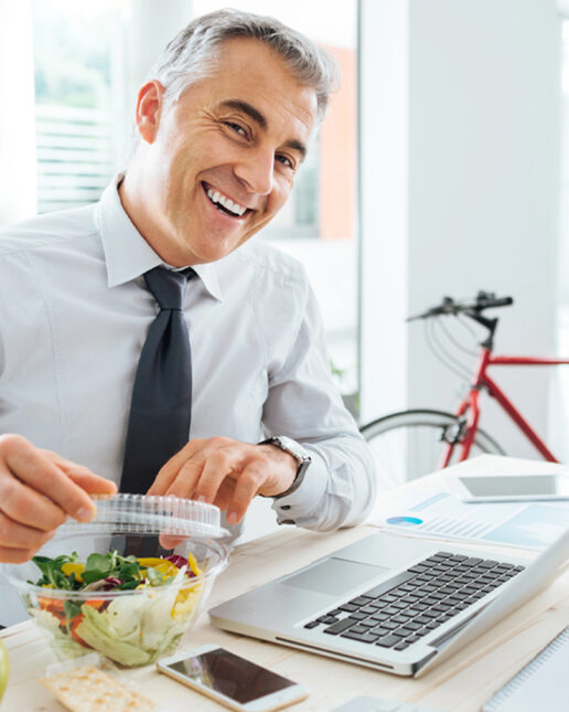 Vita sana contro la sedentarietà, alimentazione corretta, scrivania, bicicletta (depositphotos.com)