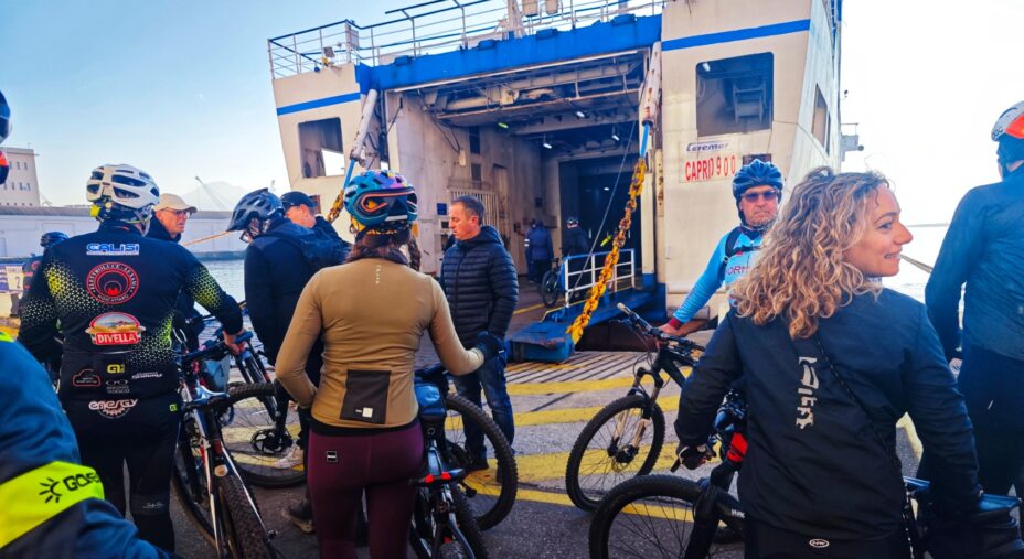Capri Obliqua, partenza col traghetto Caremar