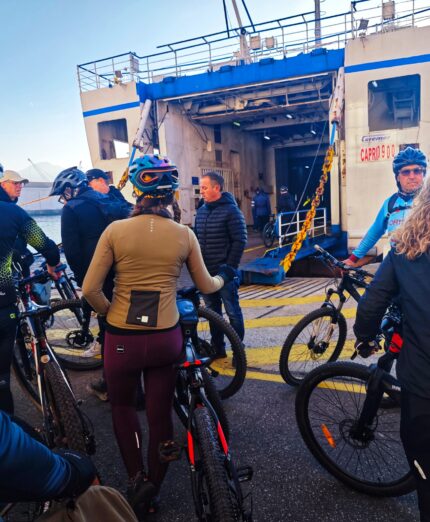 Capri Obliqua, partenza col traghetto Caremar