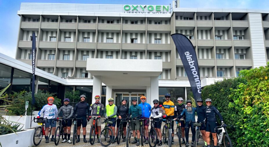 Oxygen Cycling Hotel, ciclisti in partenza dal bike hotel