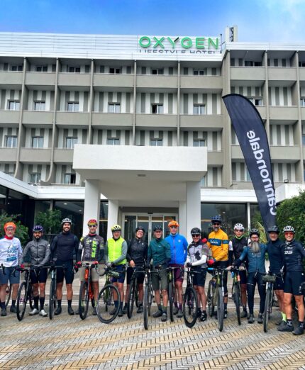 Oxygen Cycling Hotel, ciclisti in partenza dal bike hotel