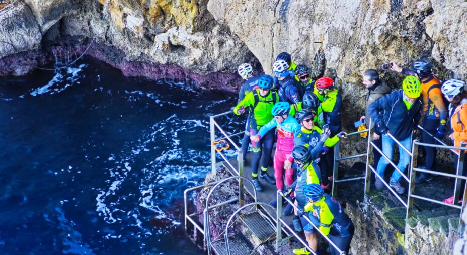 Capri Obliqua, ciclisti alla Grotta Azzurra