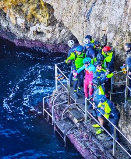 Capri Obliqua, ciclisti alla Grotta Azzurra