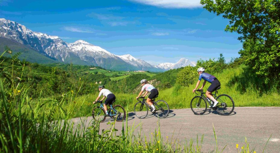 Ciclovia Appennino Teramano, ciclisti e Gran Sasso