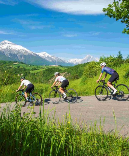 Ciclovia Appennino Teramano, ciclisti e Gran Sasso
