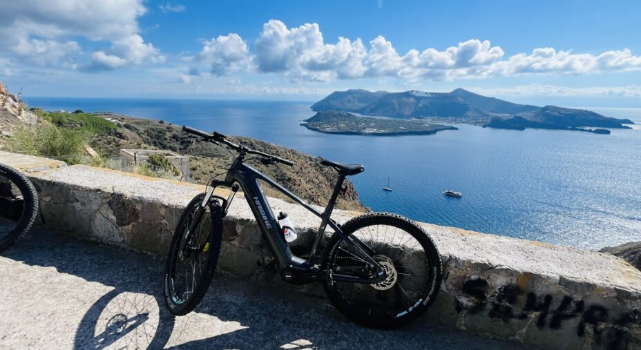 Eolienbike, panorama isole Eolie, e-bike