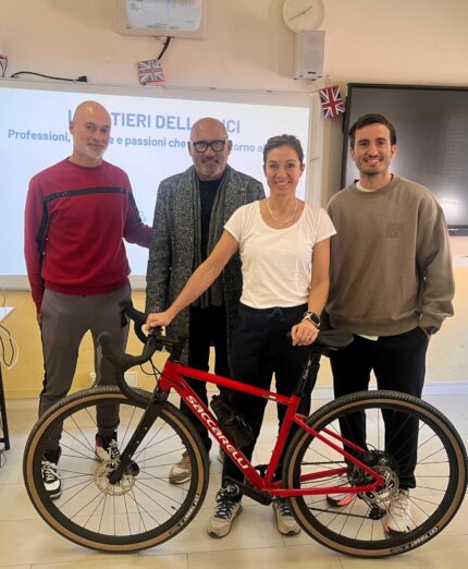 I mestieri della bici, Fiab Marsciano, Lucio Saccarelli produttore bici e vicepresidente di Federciclismo Umbria, MIcaela Doretto e i due prof Maurizio Bonomi e Lauro Pucci